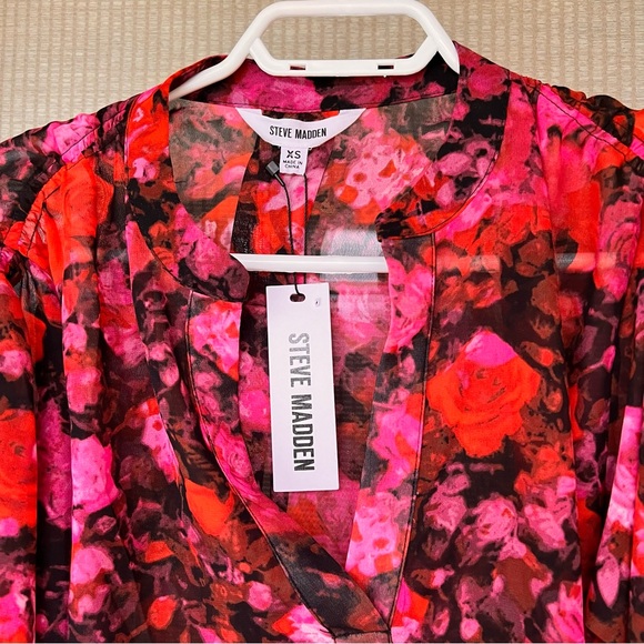 Steve Madden NWT Pink Red Rose Printed top V-neck. Scrunched Sleeve. Size  XS - Picture 7 of 16